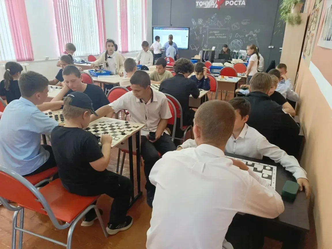 ♟ В дамки! В Старовеличковской прошел школьный турнир по шашкам  В образовательном центре «Точка рос