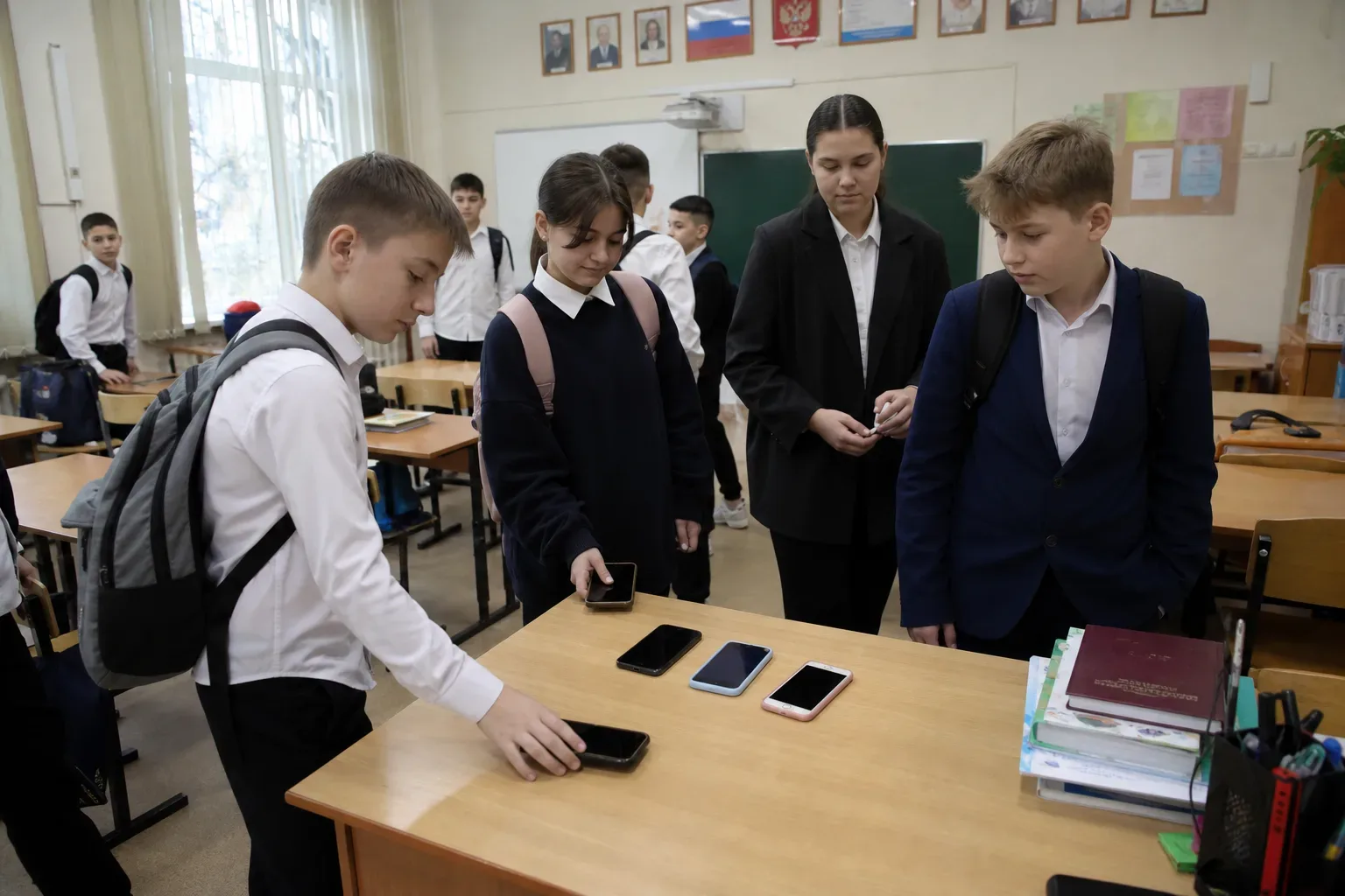 📵 Телефоны под запрет? Родители — «за»  Большинство российских родителей поддерживают идею запрета м