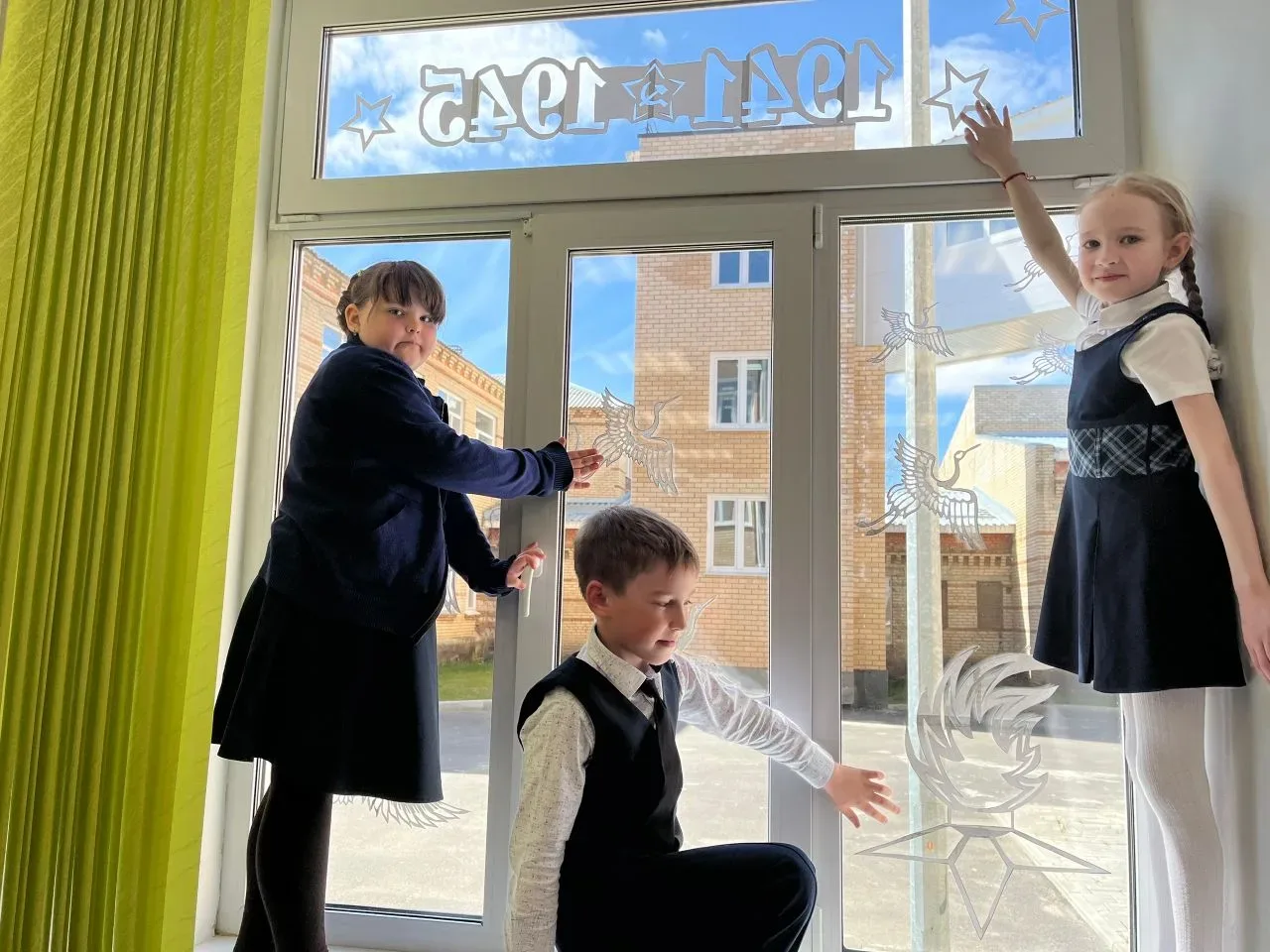 🕊Всероссийская акция "Окна Победы"🕊 Окна нашей школы все больше приобретают "патриотический наряд". 