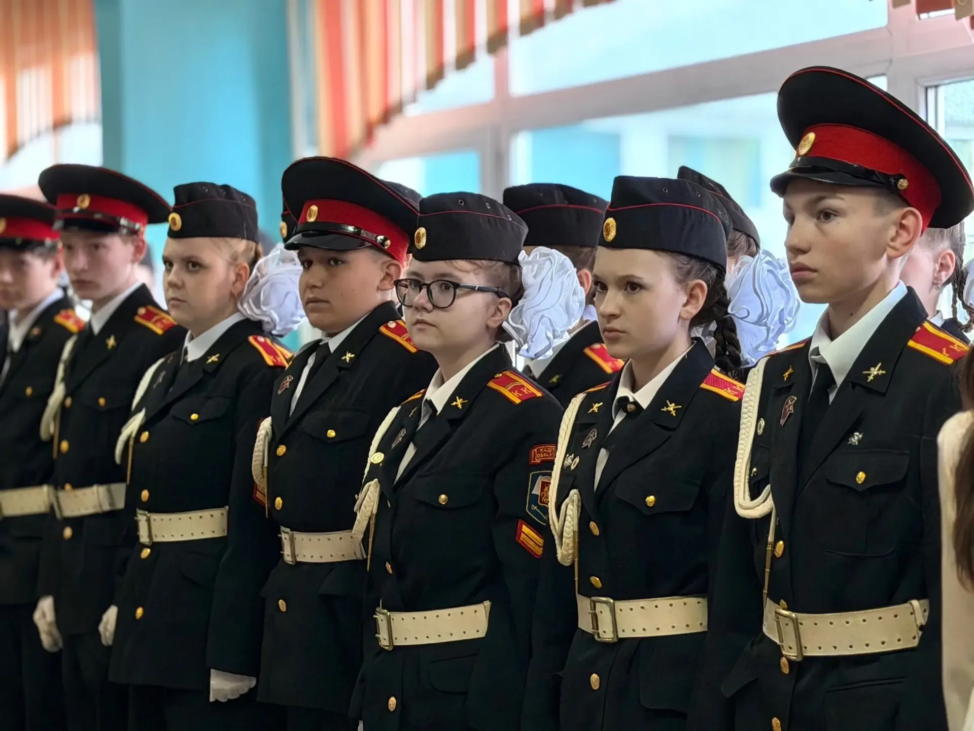 ПОЗДРАВЛЯЕМ! ИТОГИ ГОДА НА ТОРЖЕСТВЕННЫХ ЛИНЕЙКАХ  🎉 В нашей школе прошли торжественные линейки, пос