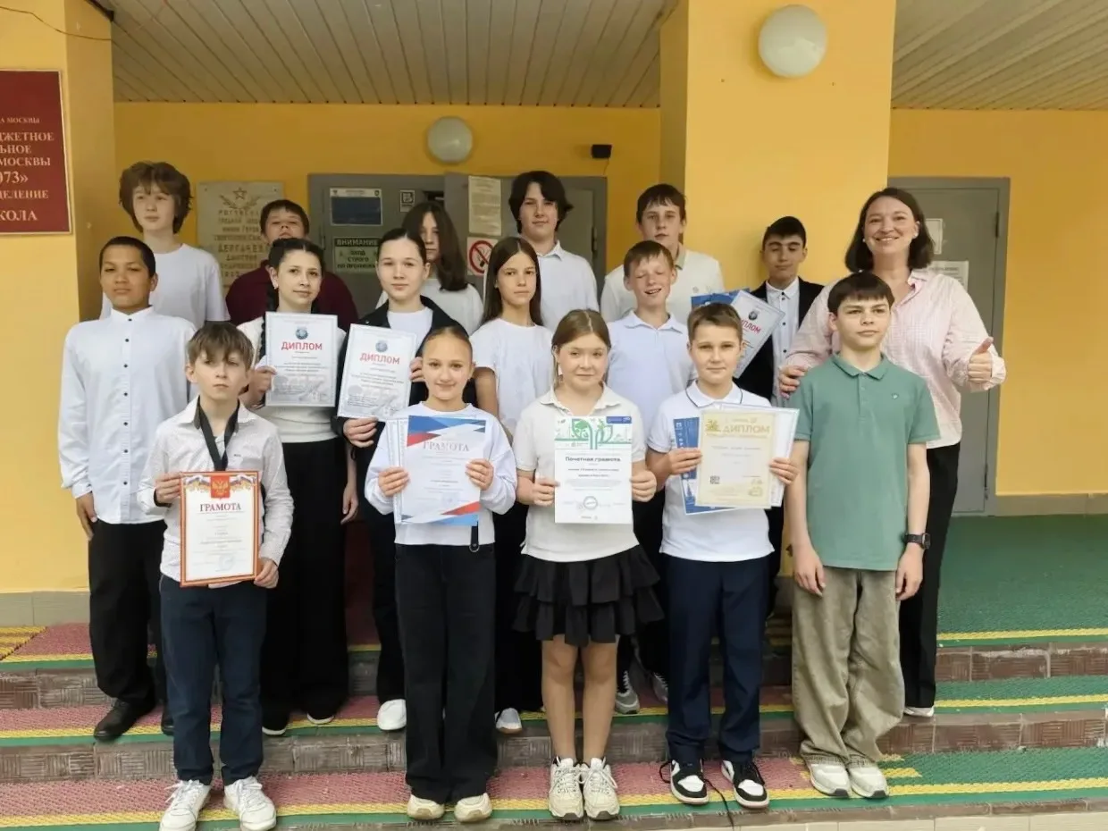 ПОЗДРАВЛЯЕМ! ИТОГИ ГОДА НА ТОРЖЕСТВЕННЫХ ЛИНЕЙКАХ  🎉 В нашей школе прошли торжественные линейки, пос