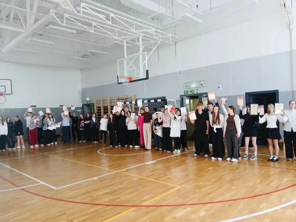 ПОЗДРАВЛЯЕМ! ИТОГИ ГОДА НА ТОРЖЕСТВЕННЫХ ЛИНЕЙКАХ  🎉 В нашей школе прошли торжественные линейки, пос