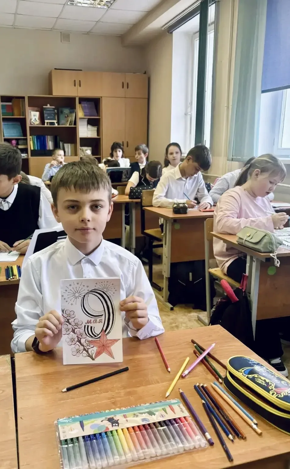 ПОДАРОК ВЕТЕРАНУ: ДЕТСКИЕ ОТКРЫТКИ С ТЕПЛОМ И БЛАГОДАРНОСТЬЮ  🪖В нашей школе прошла трогательная и з