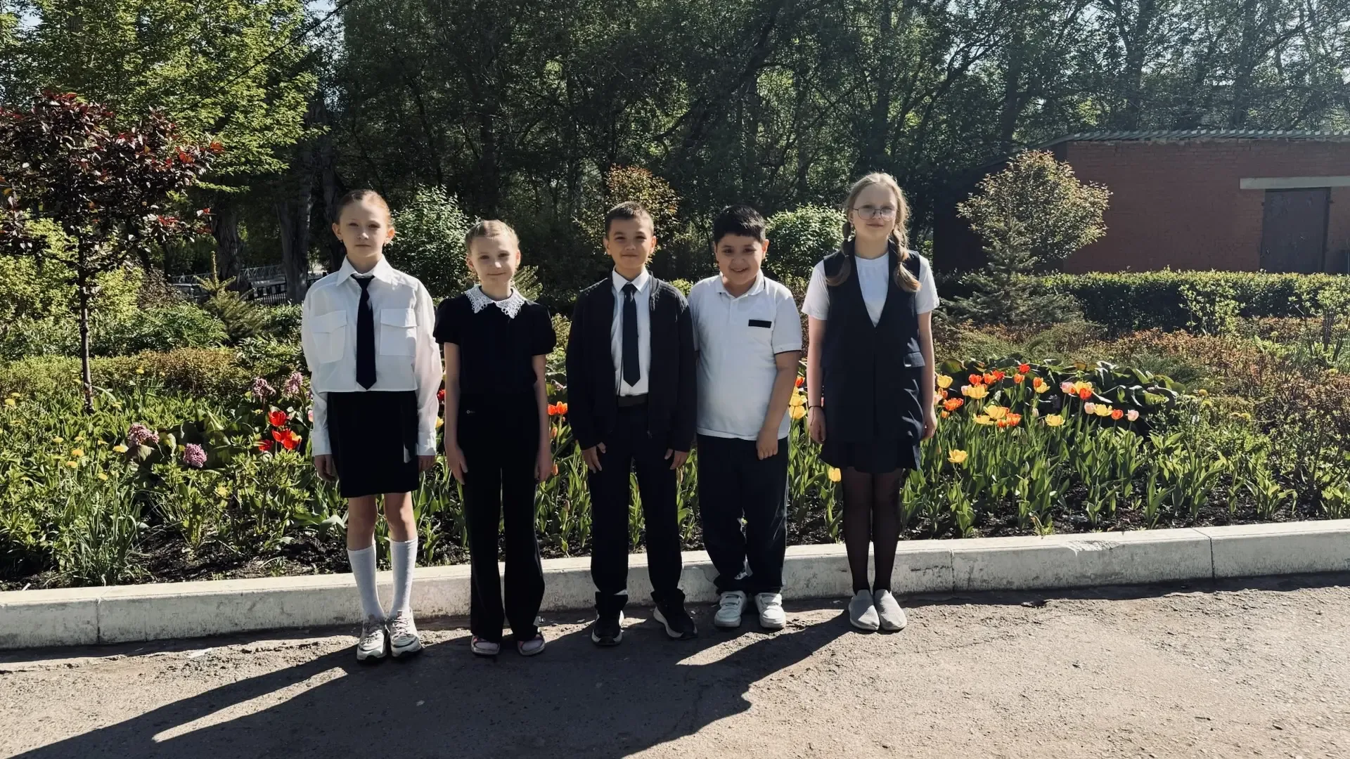 В этот яркий солнечный день в районном смотр-конкурсе , посвященному Дню Космонавтики (65 лет в косм
