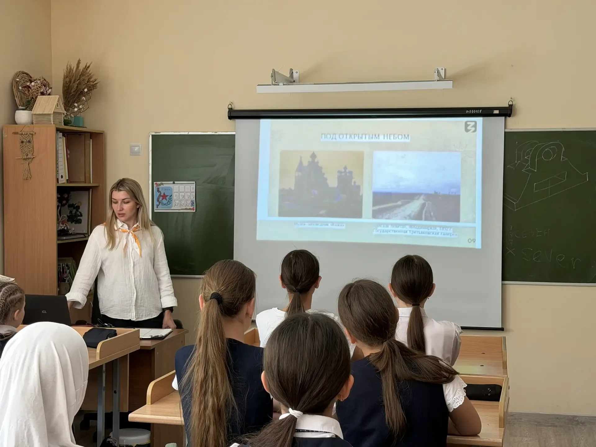 ТАЙНЫЕ СИМВОЛЫ В ИСКУССТВЕ: ЛЕКЦИЯ ДЛЯ ШКОЛЬНИКОВ🏛️✨  В рамках празднования Международного дня музее