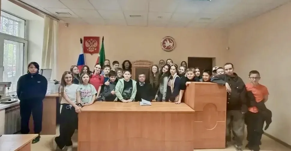👩🏻‍🎓ПЯТИКЛАССНИКИ ПРИМЕРИЛИ НА СЕБЯ РОЛЬ СУДЕЙ   Ученики 5 «А» класса  с классным руководителем Шари