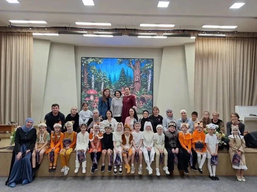 🎭 КЕРПЕ МАЛАЕ ДУСЛАР ЭЗЛИ  Бүген «Нур» театрына йөрүче нәни укучыларыбыз Р. Корбанның «Керпе малае д