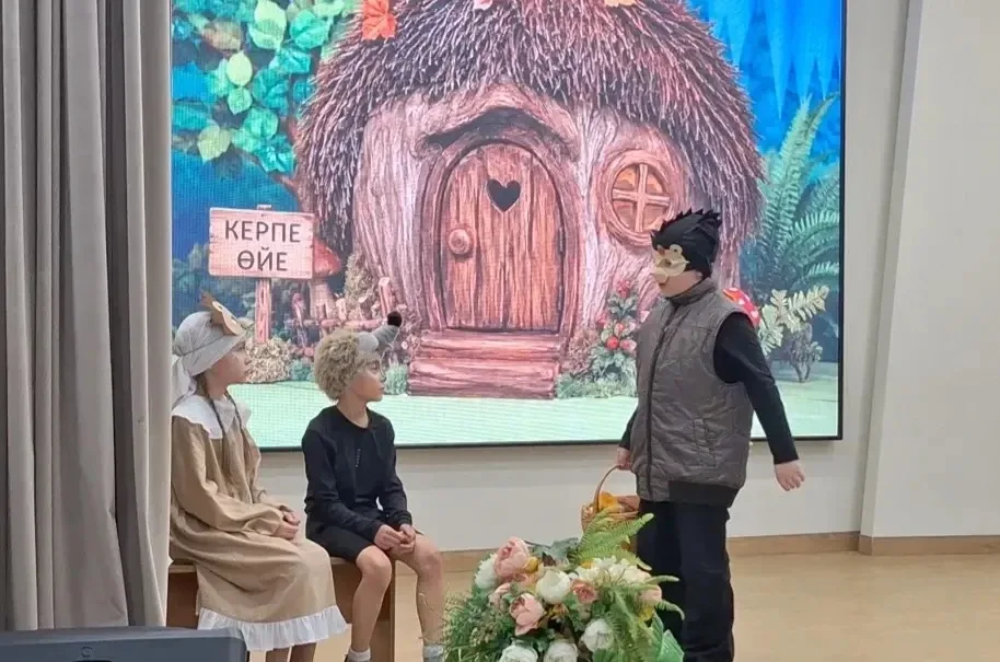 🎭 КЕРПЕ МАЛАЕ ДУСЛАР ЭЗЛИ  Бүген «Нур» театрына йөрүче нәни укучыларыбыз Р. Корбанның «Керпе малае д