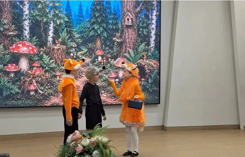 🎭 КЕРПЕ МАЛАЕ ДУСЛАР ЭЗЛИ  Бүген «Нур» театрына йөрүче нәни укучыларыбыз Р. Корбанның «Керпе малае д