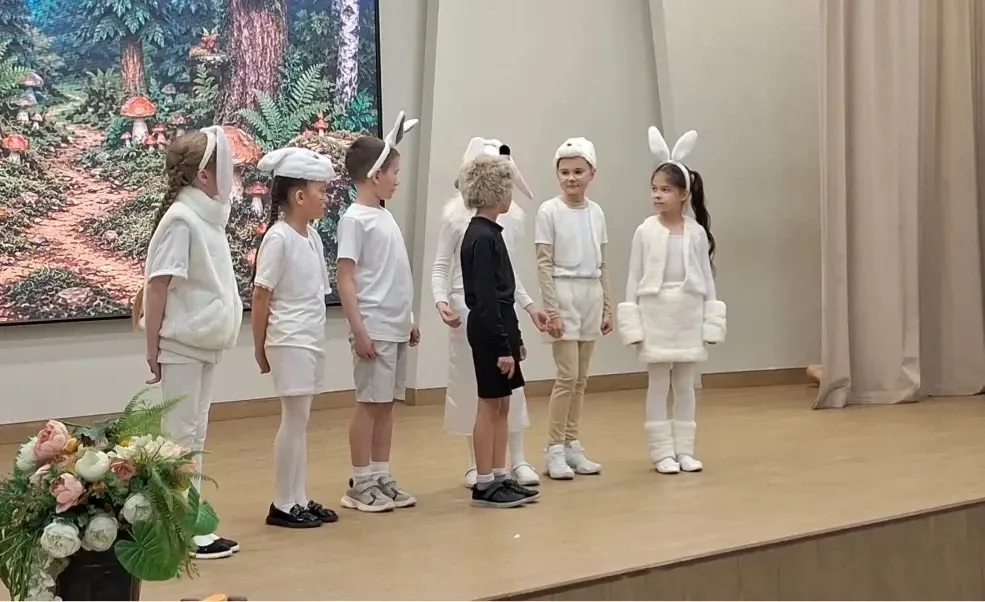 🎭 КЕРПЕ МАЛАЕ ДУСЛАР ЭЗЛИ  Бүген «Нур» театрына йөрүче нәни укучыларыбыз Р. Корбанның «Керпе малае д