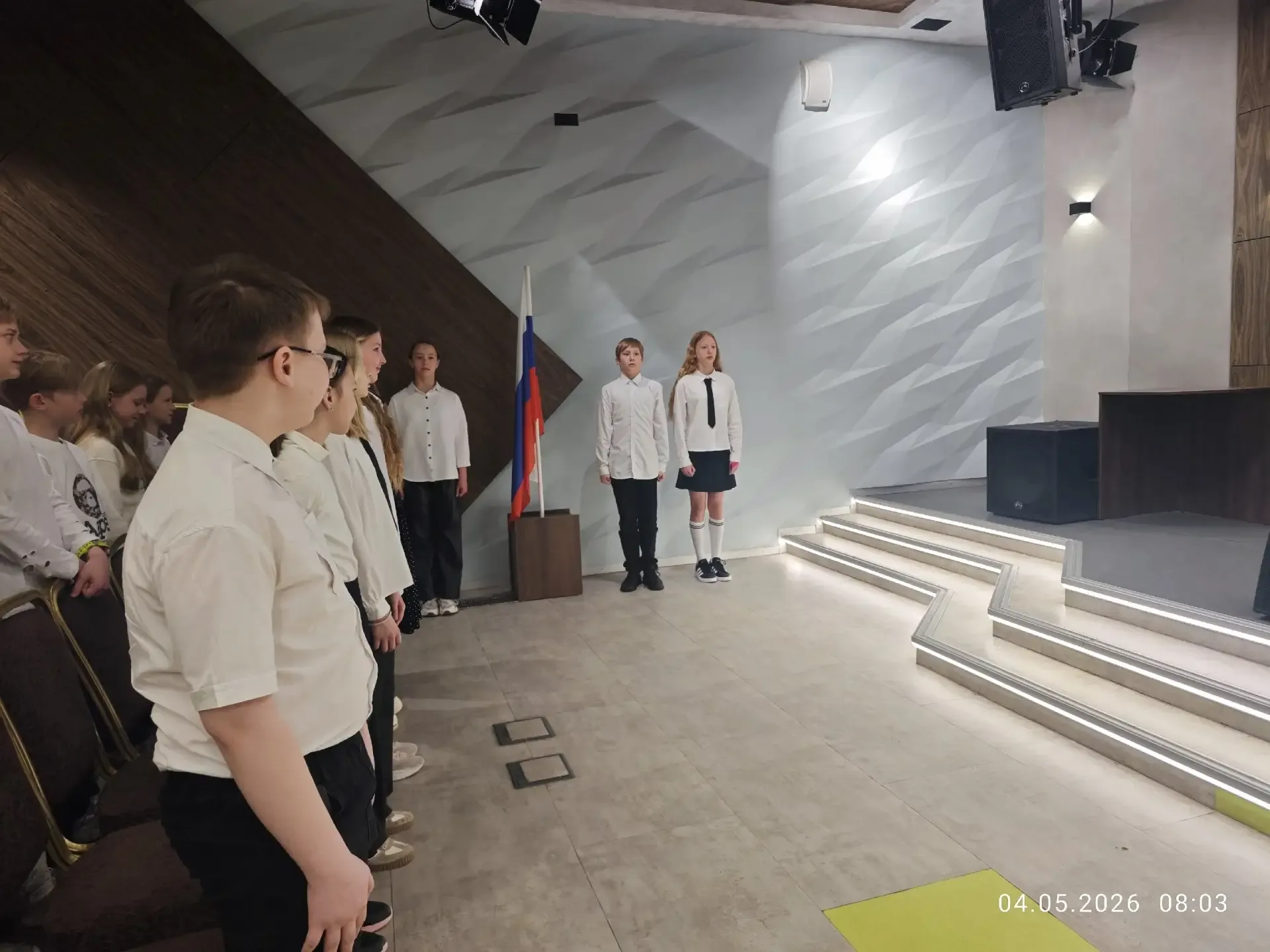 🇷🇺 Сегодня в обоих корпусах лицея состоялось поднятие государственного флага и исполнение гимна. На 