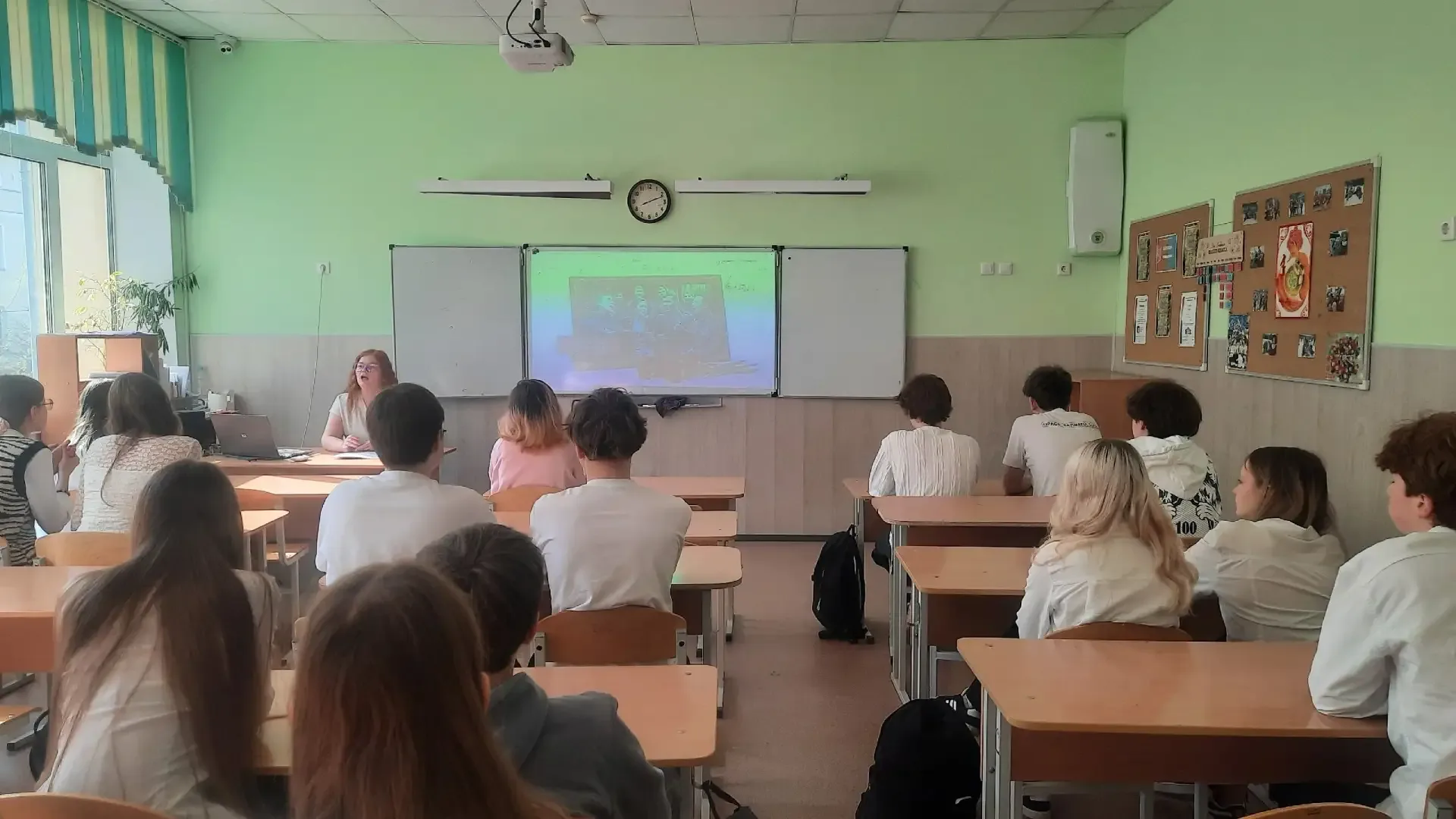 🇷🇺 Сегодня в обоих корпусах лицея состоялось поднятие государственного флага и исполнение гимна. На 
