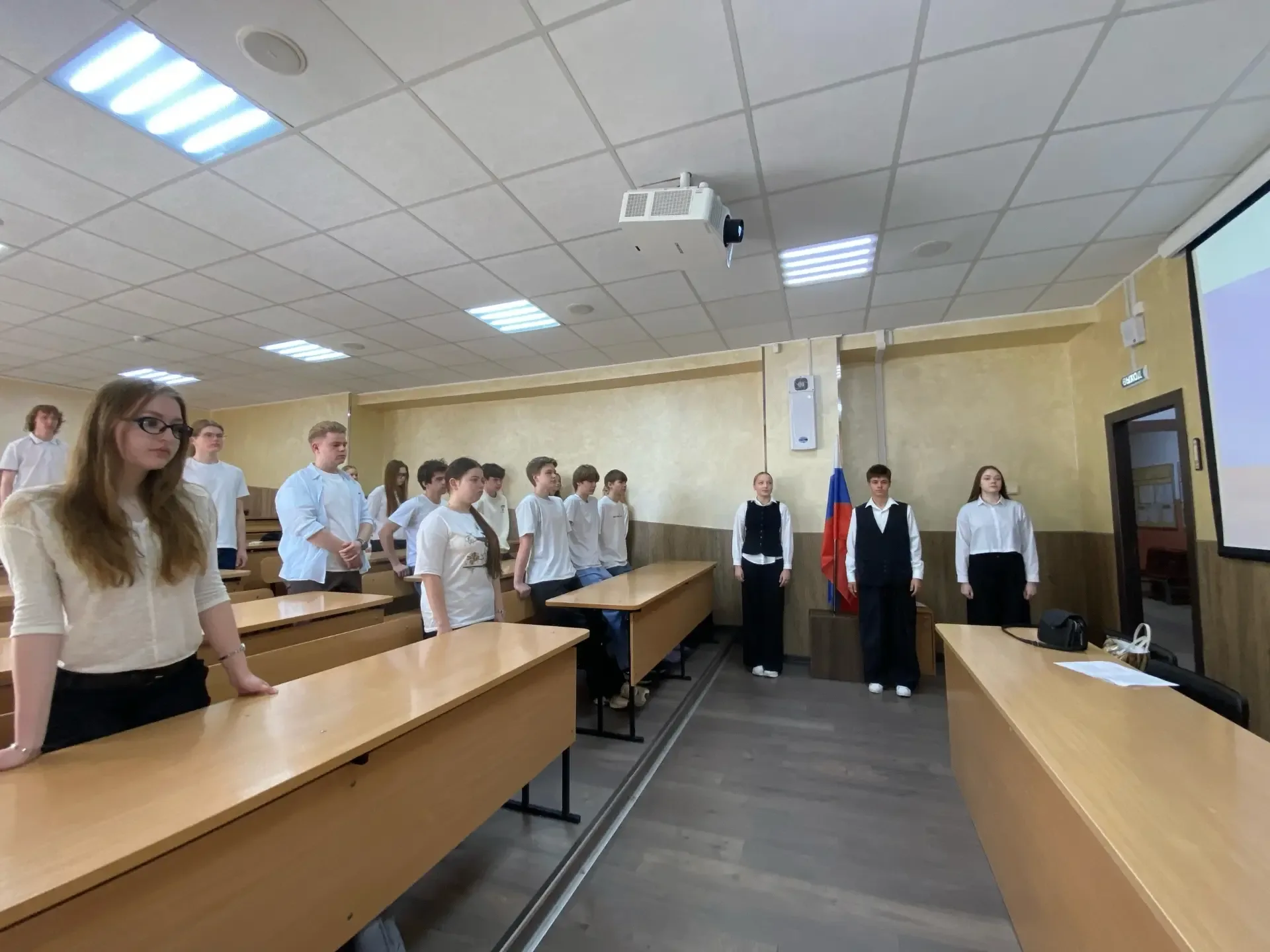 🇷🇺 Сегодня в обоих корпусах лицея состоялось поднятие государственного флага и исполнение гимна. На 