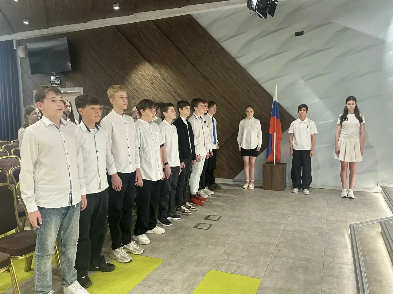 🇷🇺 Сегодня в обоих корпусах лицея состоялось поднятие государственного флага и исполнение гимна. На 