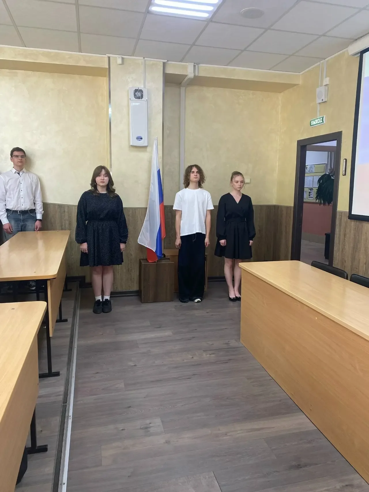 🇷🇺 Сегодня в обоих корпусах лицея состоялось поднятие государственного флага и исполнение гимна. На 