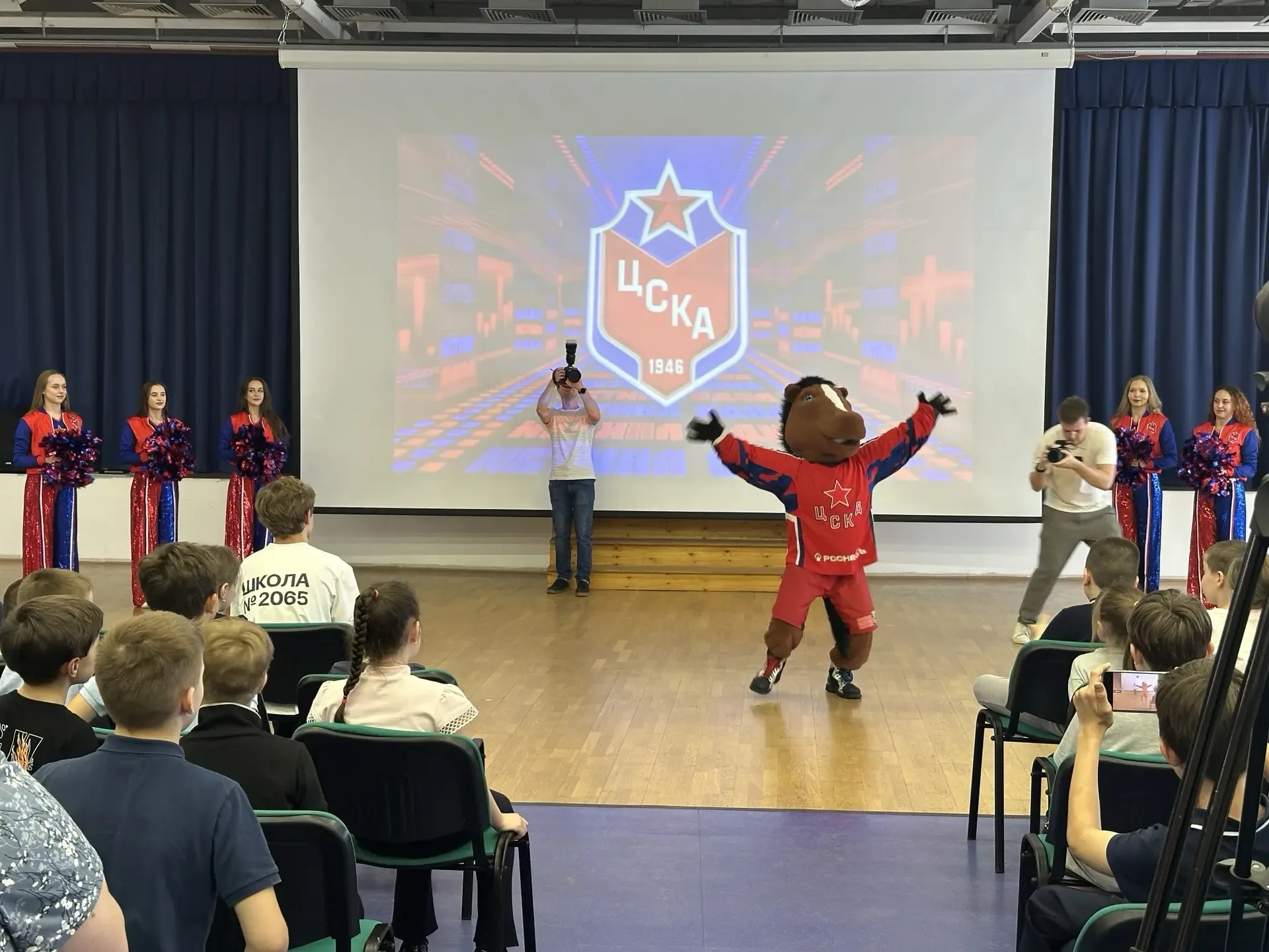 🏒 ПХК ЦСКА в гостях у Школы №2065: легендарный «Урок хоккея»!  💫 Сегодня на образовательной площадке
