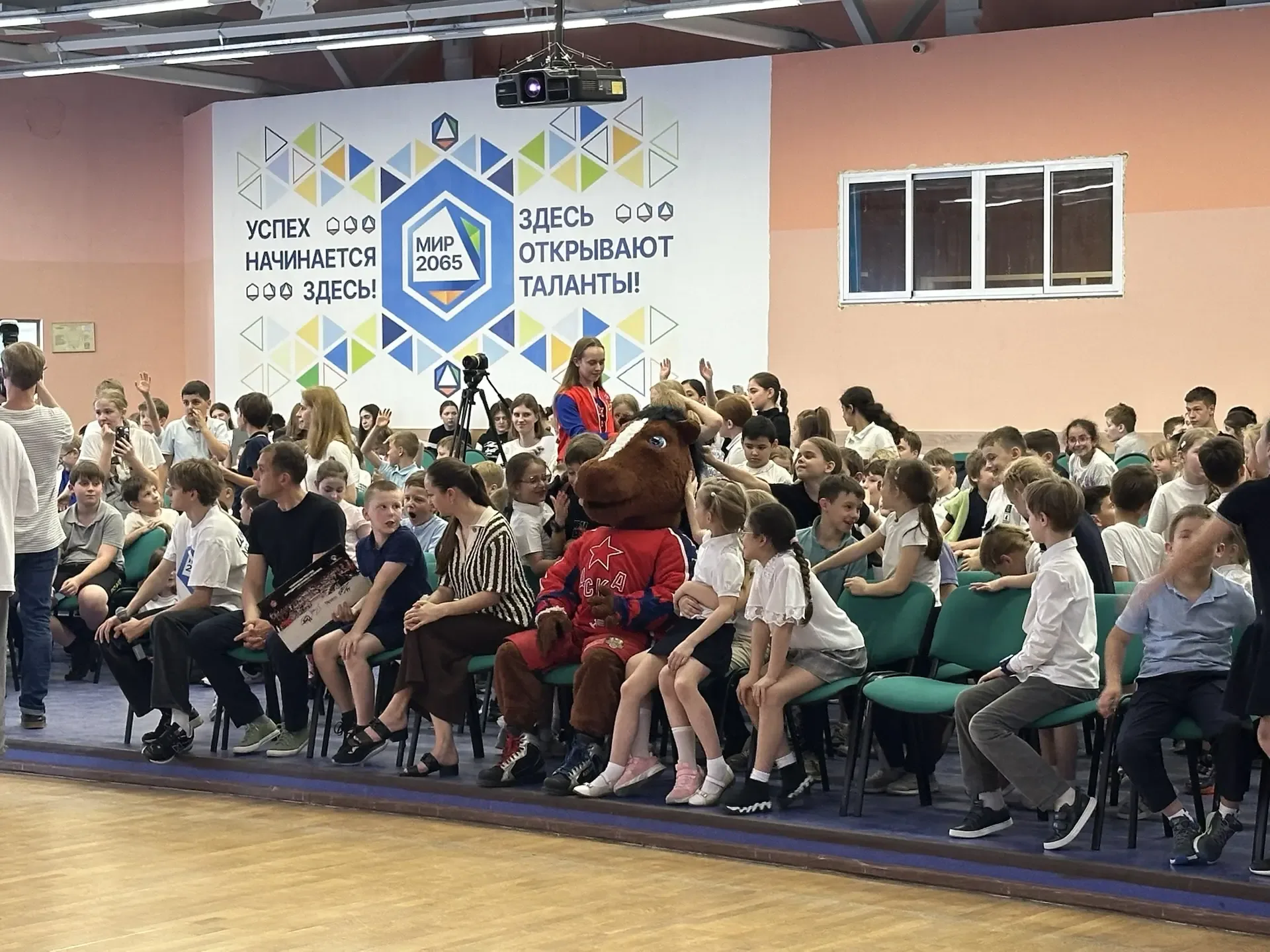 🏒 ПХК ЦСКА в гостях у Школы №2065: легендарный «Урок хоккея»!  💫 Сегодня на образовательной площадке