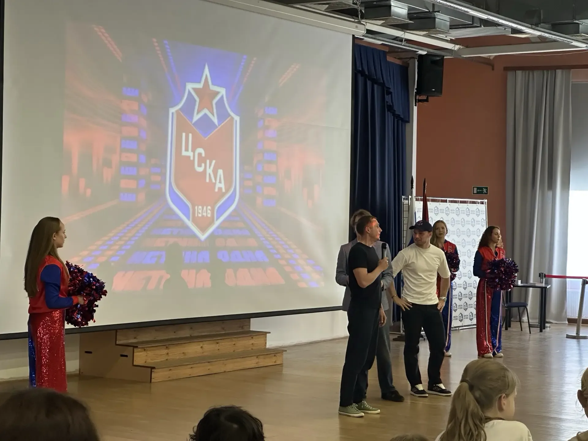 🏒 ПХК ЦСКА в гостях у Школы №2065: легендарный «Урок хоккея»!  💫 Сегодня на образовательной площадке