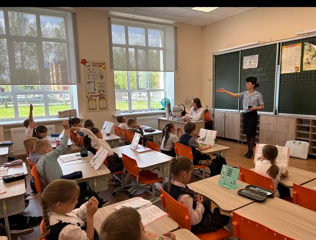 ❗️Безопасность превыше всего: уроки от инспектора ГИБДД в преддверии каникул  ☀️Наступает долгожданн