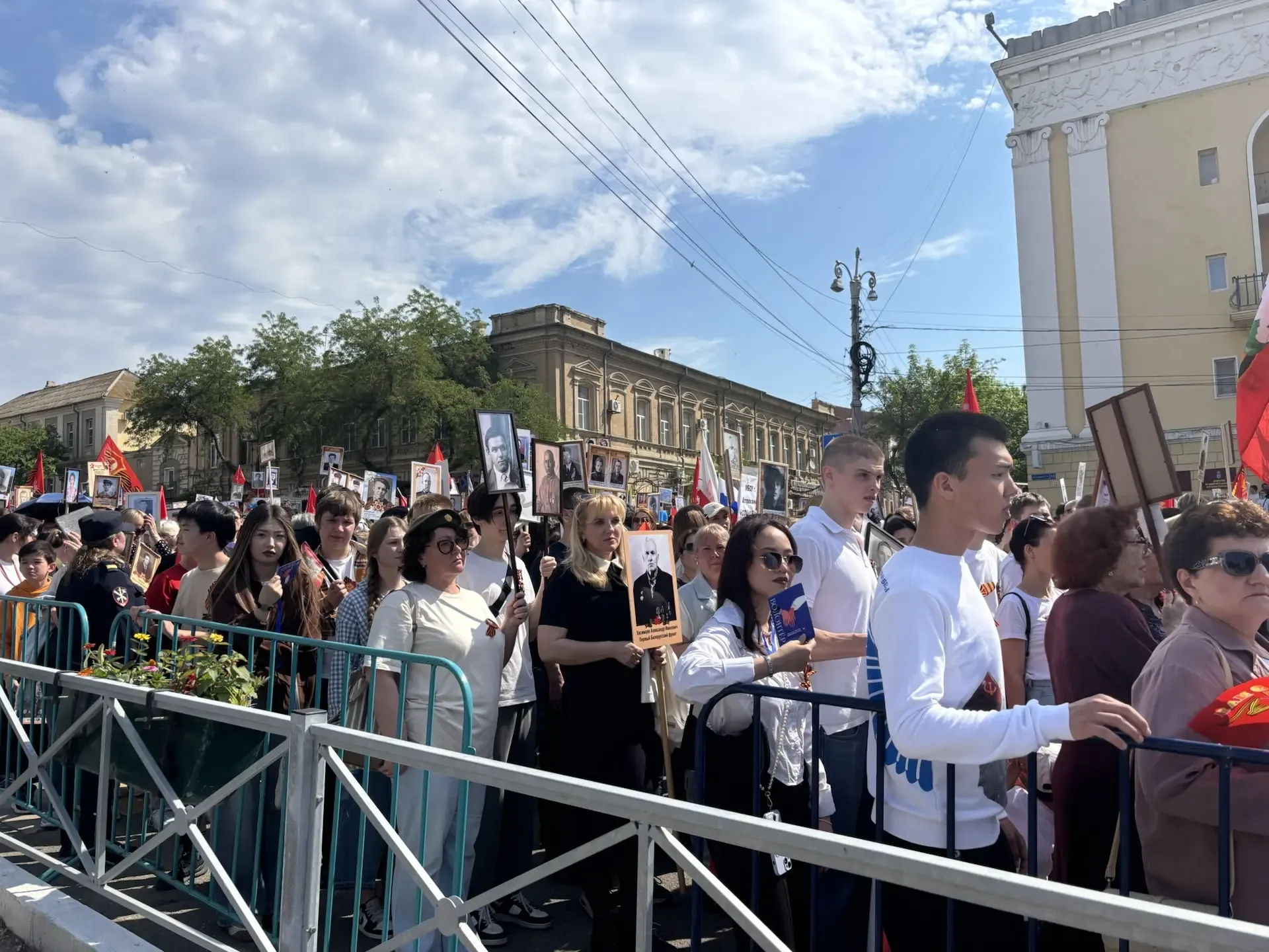🕯️Сегодня наша школа приняла участие в шествии «Бессмертного полка»!  🥀Сегодня — особенный день. В п