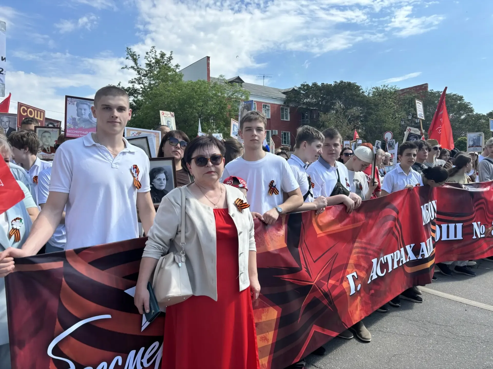 🕯️Сегодня наша школа приняла участие в шествии «Бессмертного полка»!  🥀Сегодня — особенный день. В п