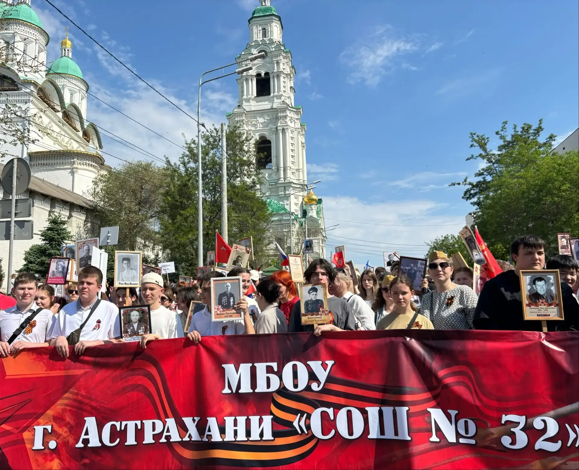 🕯️Сегодня наша школа приняла участие в шествии «Бессмертного полка»!  🥀Сегодня — особенный день. В п