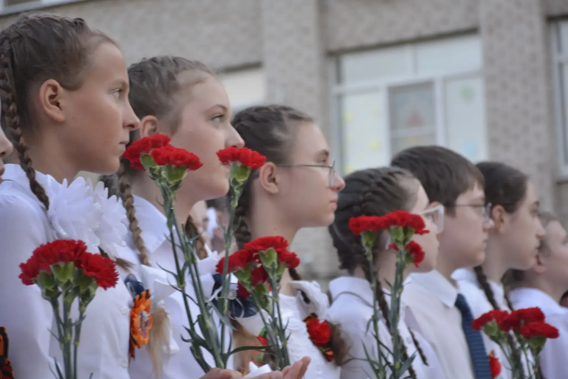 🕊️ Память, которая живёт в сердце: вечерняя линейка в честь Дня Победы   🎇Вчера, в преддверии велико