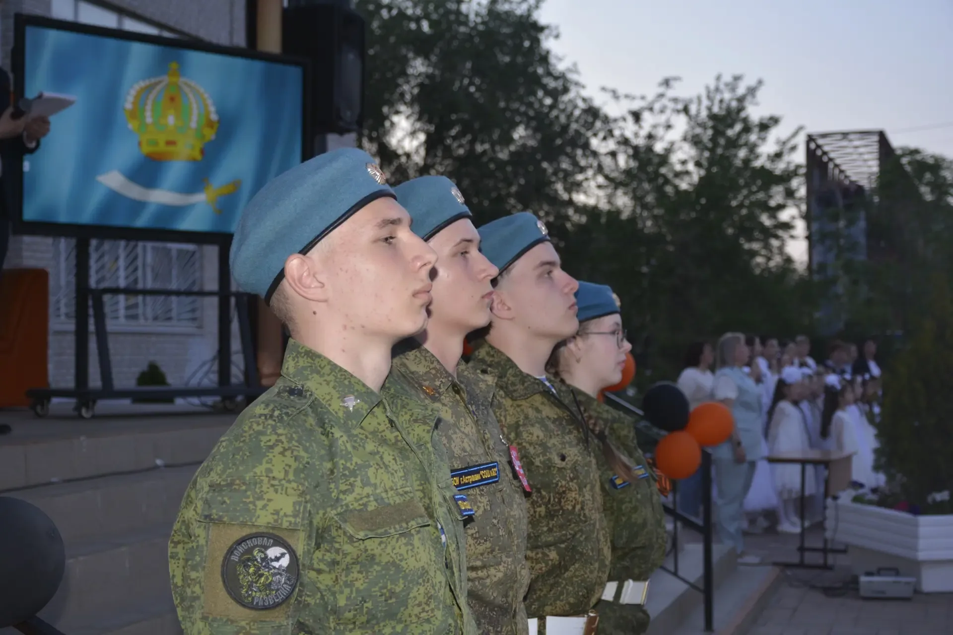 🕊️ Память, которая живёт в сердце: вечерняя линейка в честь Дня Победы   🎇Вчера, в преддверии велико