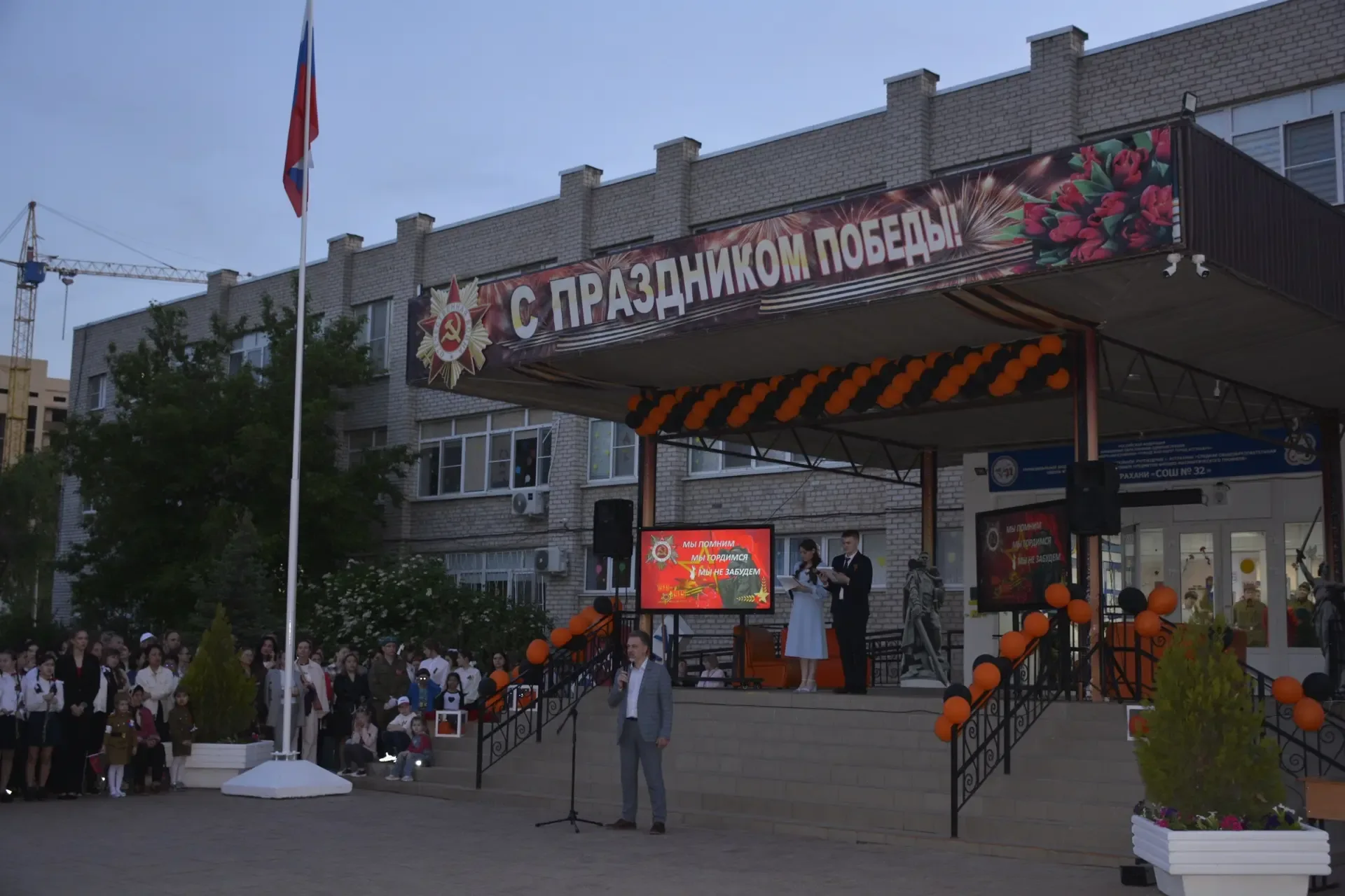 🕊️ Память, которая живёт в сердце: вечерняя линейка в честь Дня Победы   🎇Вчера, в преддверии велико
