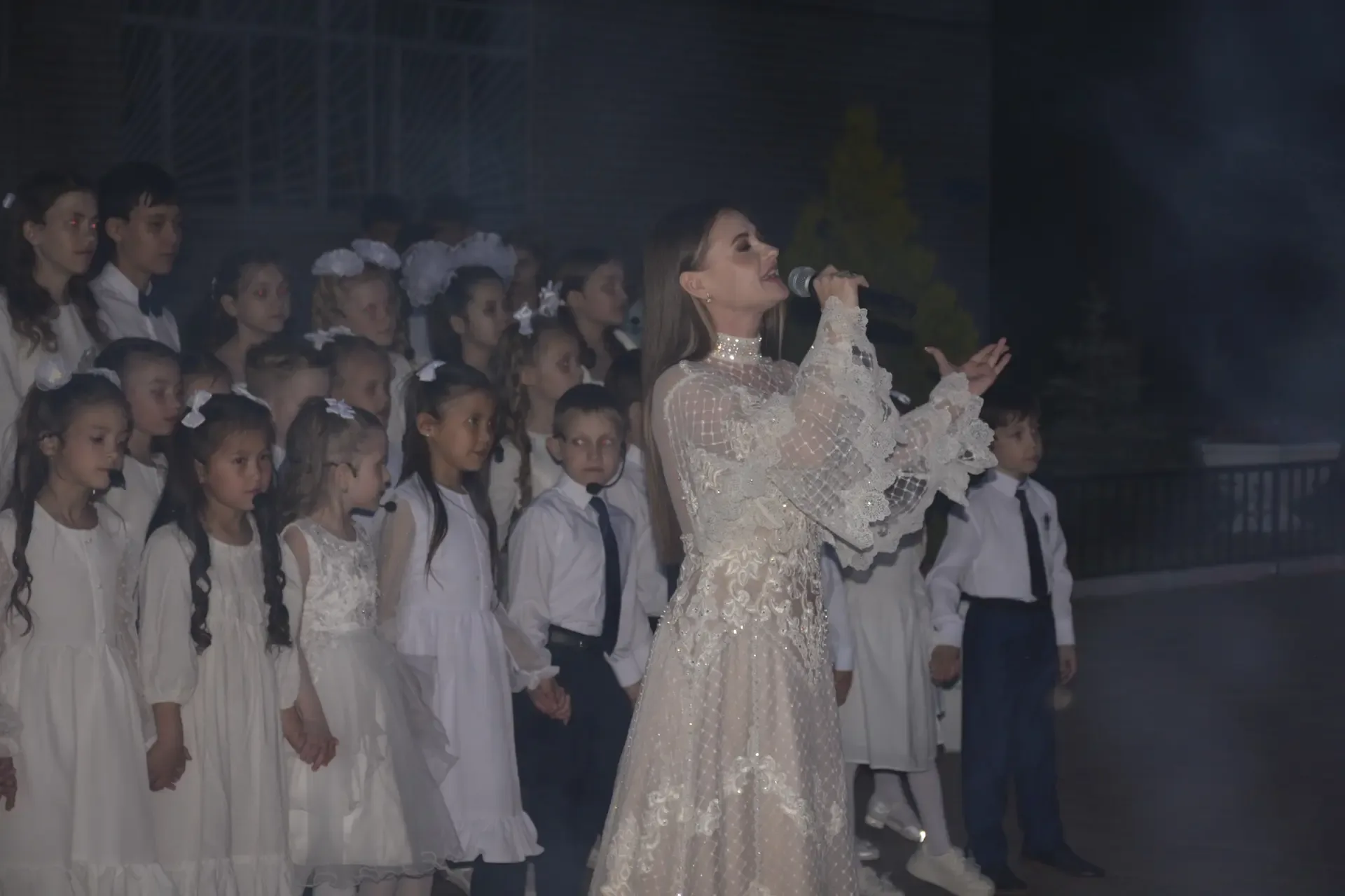 🕊️ Память, которая живёт в сердце: вечерняя линейка в честь Дня Победы   🎇Вчера, в преддверии велико