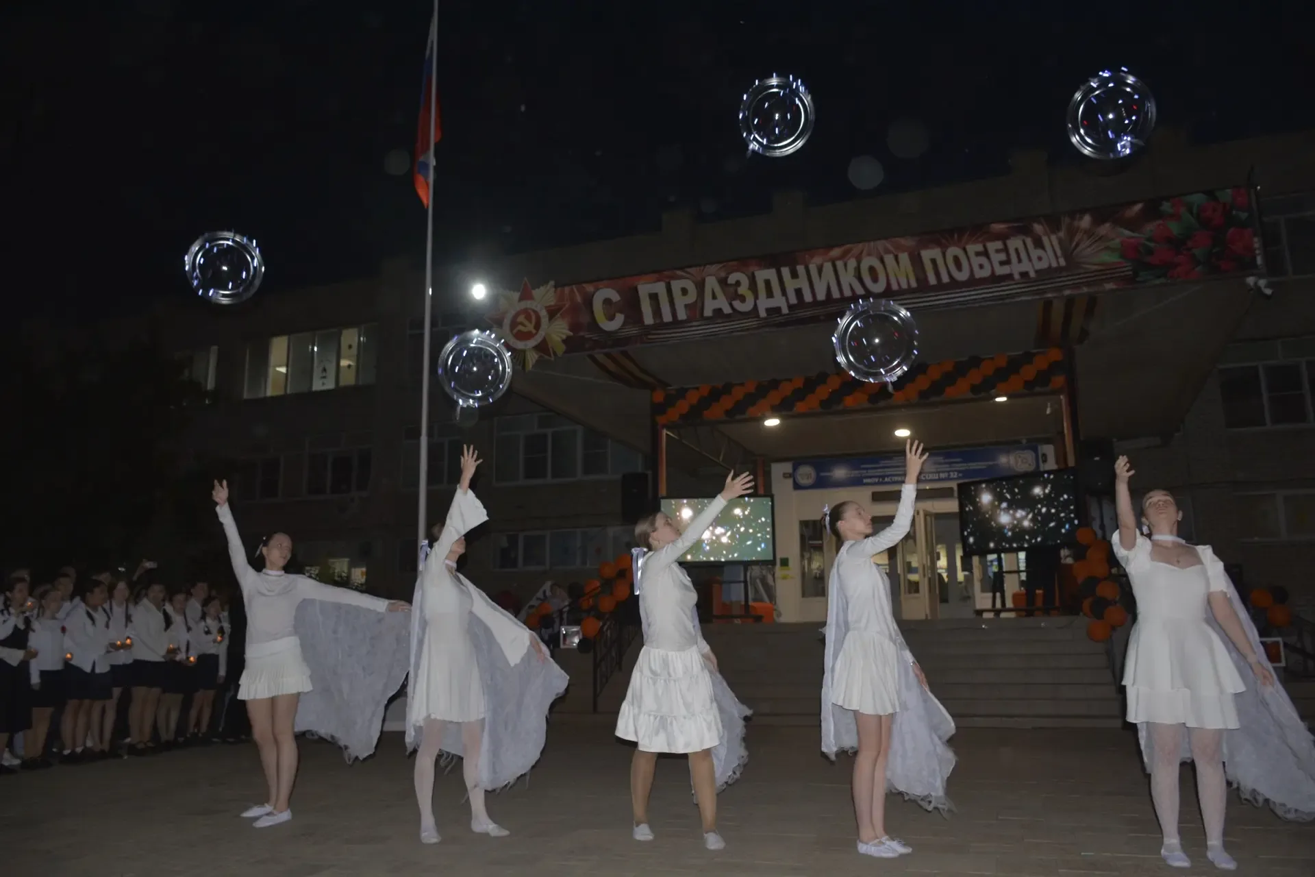 🕊️ Память, которая живёт в сердце: вечерняя линейка в честь Дня Победы   🎇Вчера, в преддверии велико