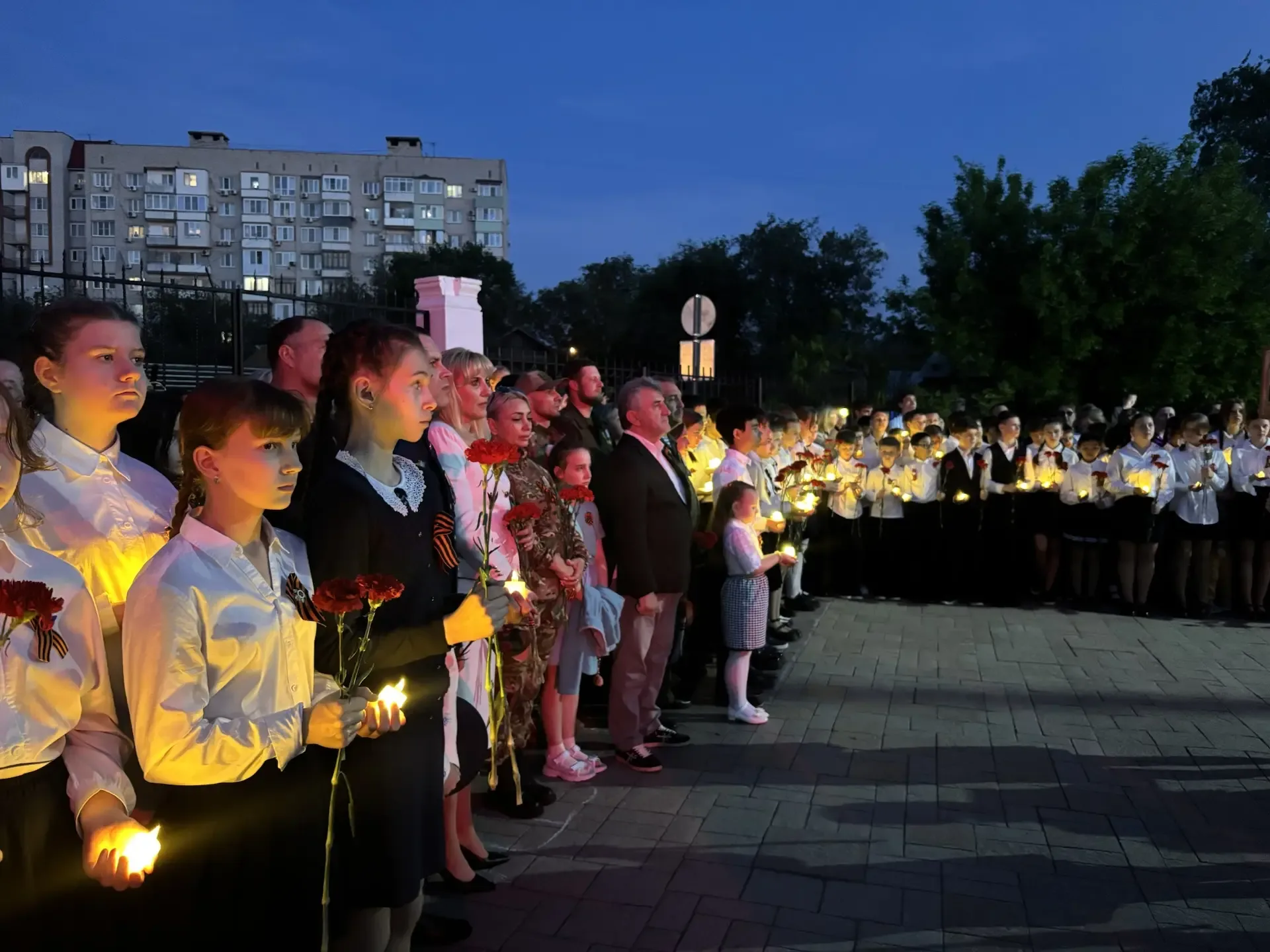 🕊️ Память, которая живёт в сердце: вечерняя линейка в честь Дня Победы   🎇Вчера, в преддверии велико