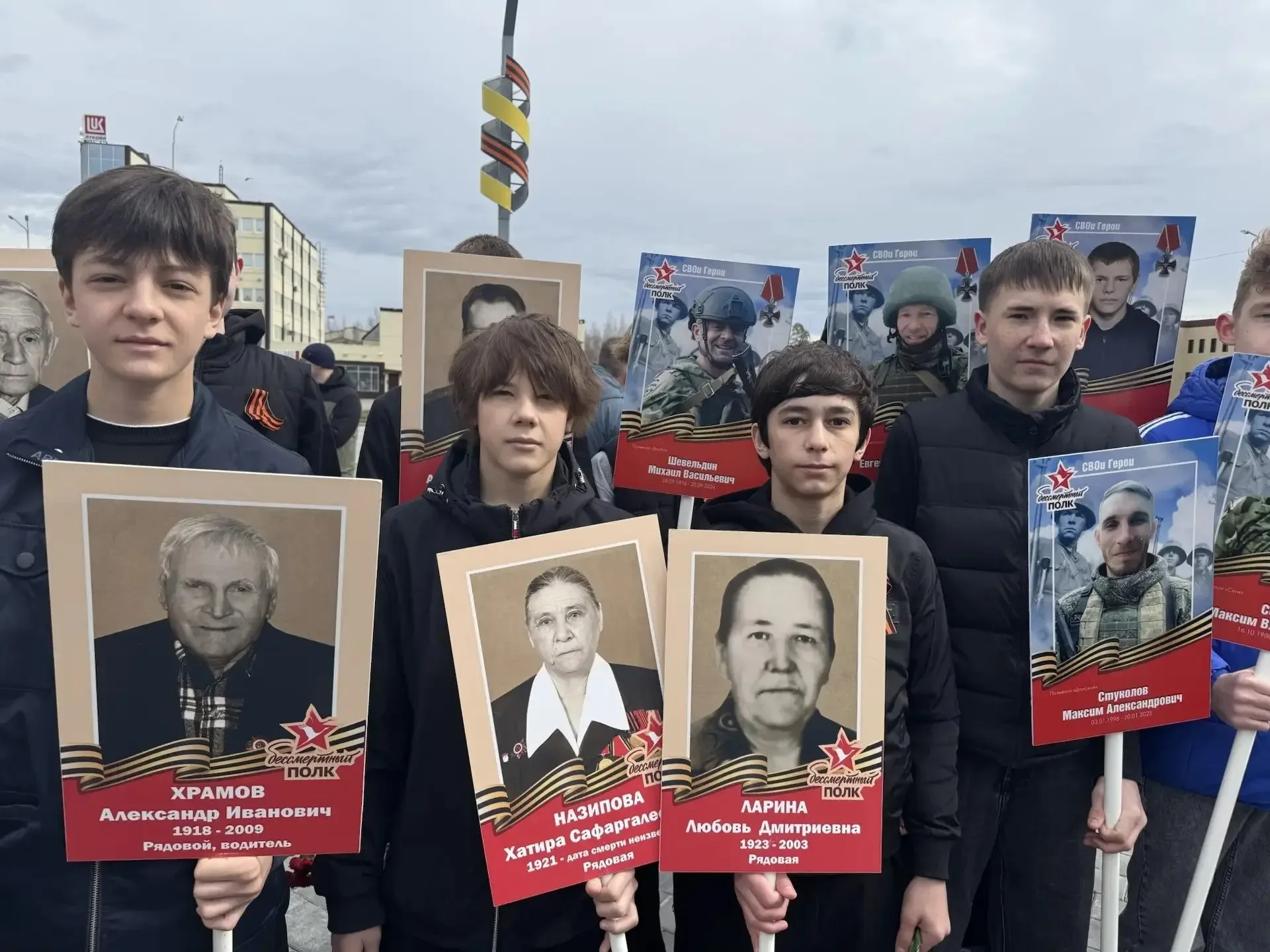 Родители, гимназисты и педагоги гимназии на акции «Бессмертный полк»   9 мая в России ежегодно прохо