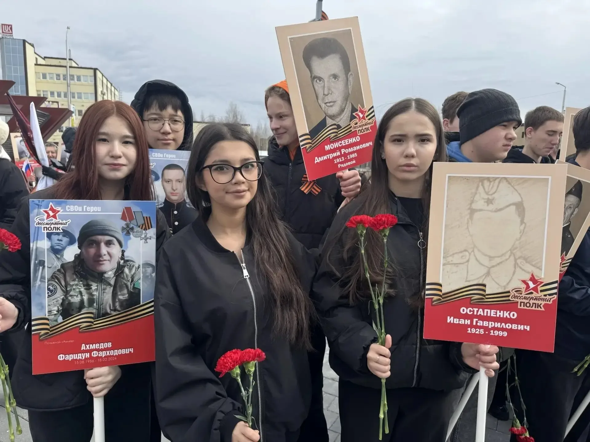 Родители, гимназисты и педагоги гимназии на акции «Бессмертный полк»   9 мая в России ежегодно прохо