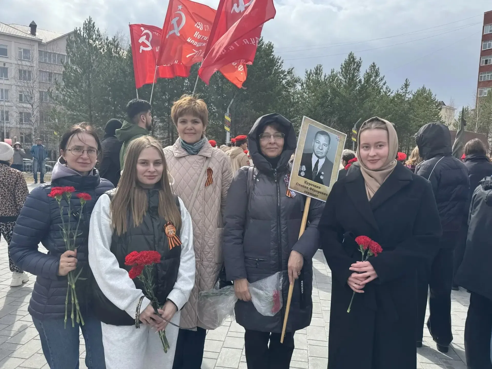 Родители, гимназисты и педагоги гимназии на акции «Бессмертный полк»   9 мая в России ежегодно прохо