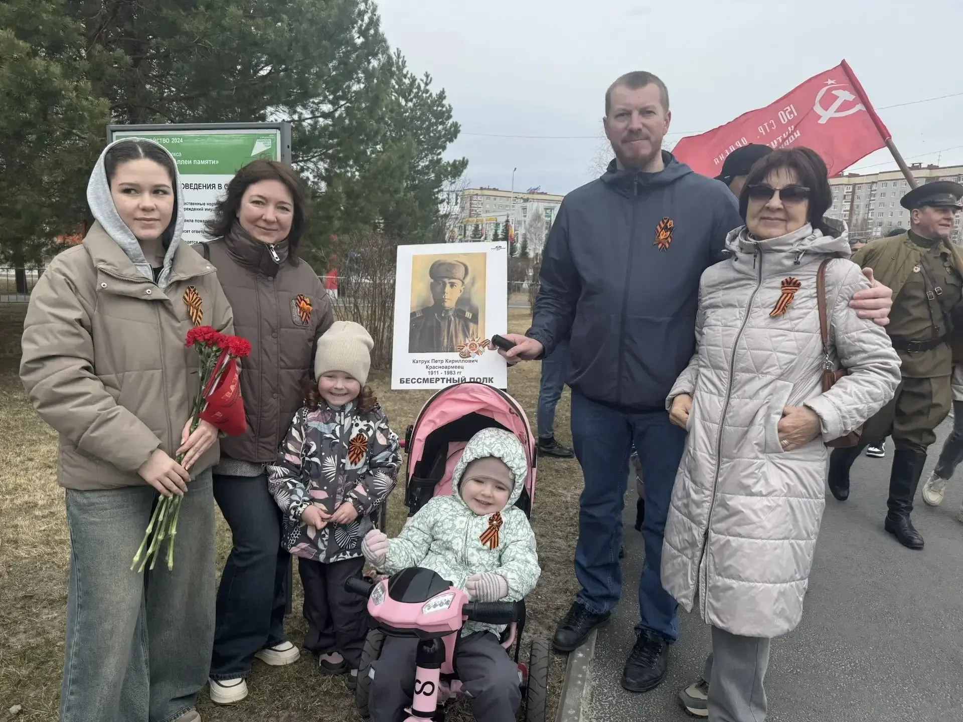 Родители, гимназисты и педагоги гимназии на акции «Бессмертный полк»   9 мая в России ежегодно прохо
