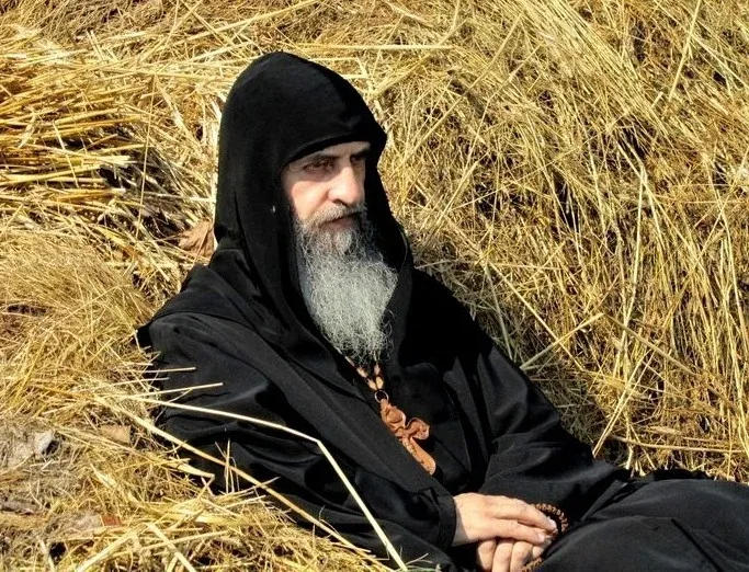 Памяти иеромонаха Романа (Матюшина) Поля целебною росой Страдальца Иова встречают,  Оделась Русь, ка