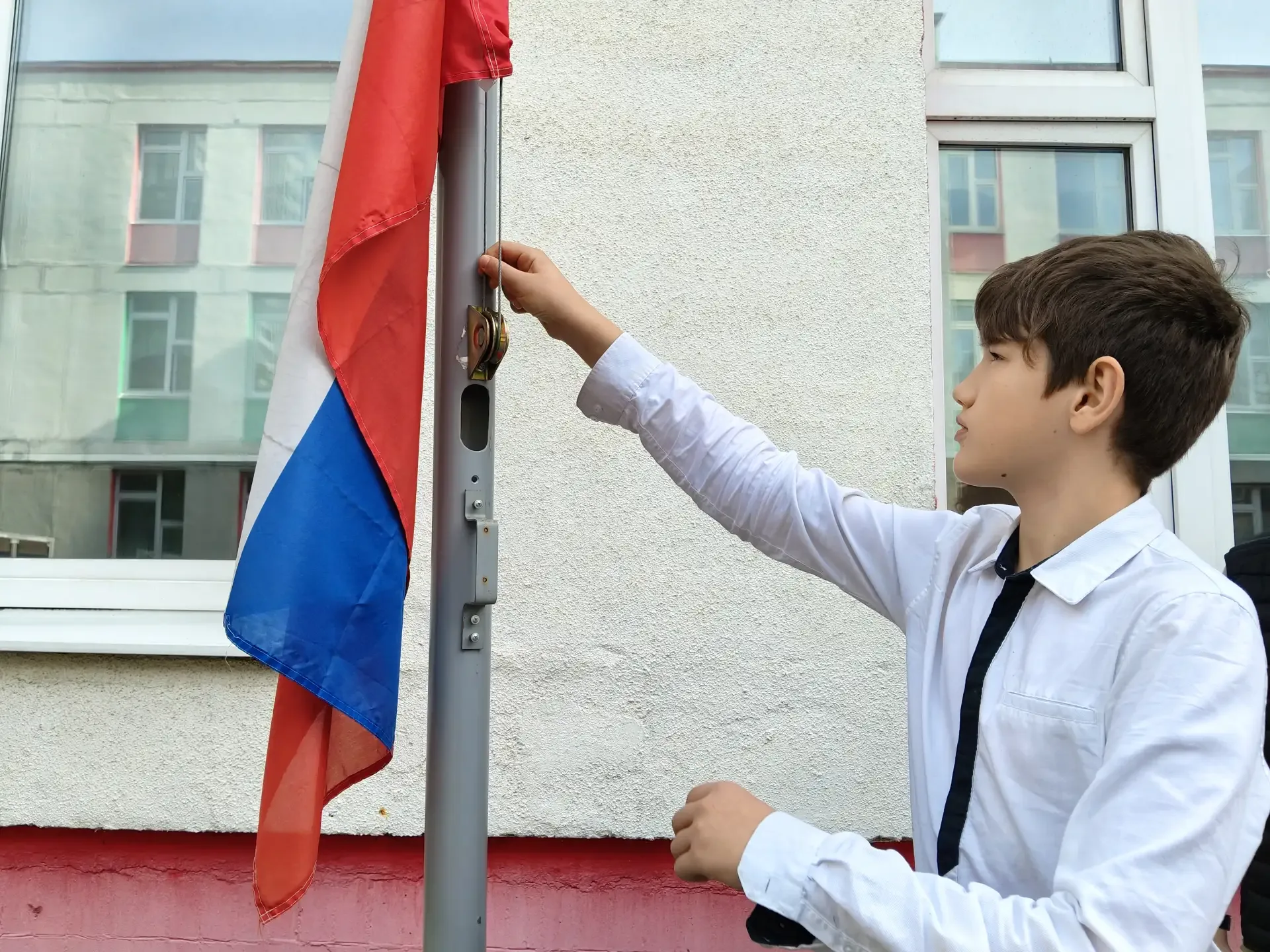 Утро понедельника встретило школьников по-настоящему летней погодой, а красивая церемония поднятия Г