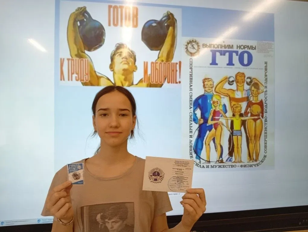 Утро понедельника встретило школьников по-настоящему летней погодой, а красивая церемония поднятия Г