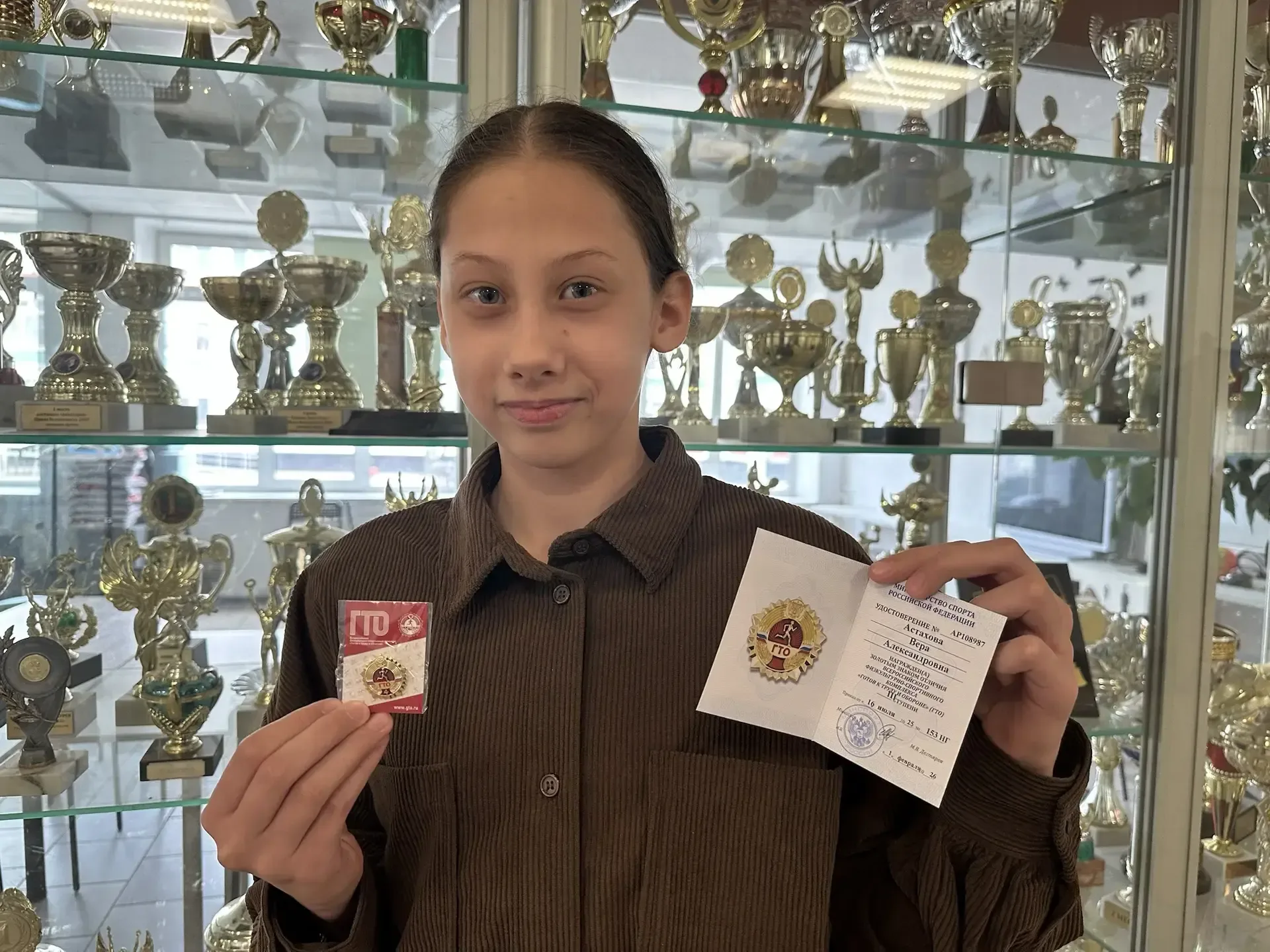Утро понедельника встретило школьников по-настоящему летней погодой, а красивая церемония поднятия Г