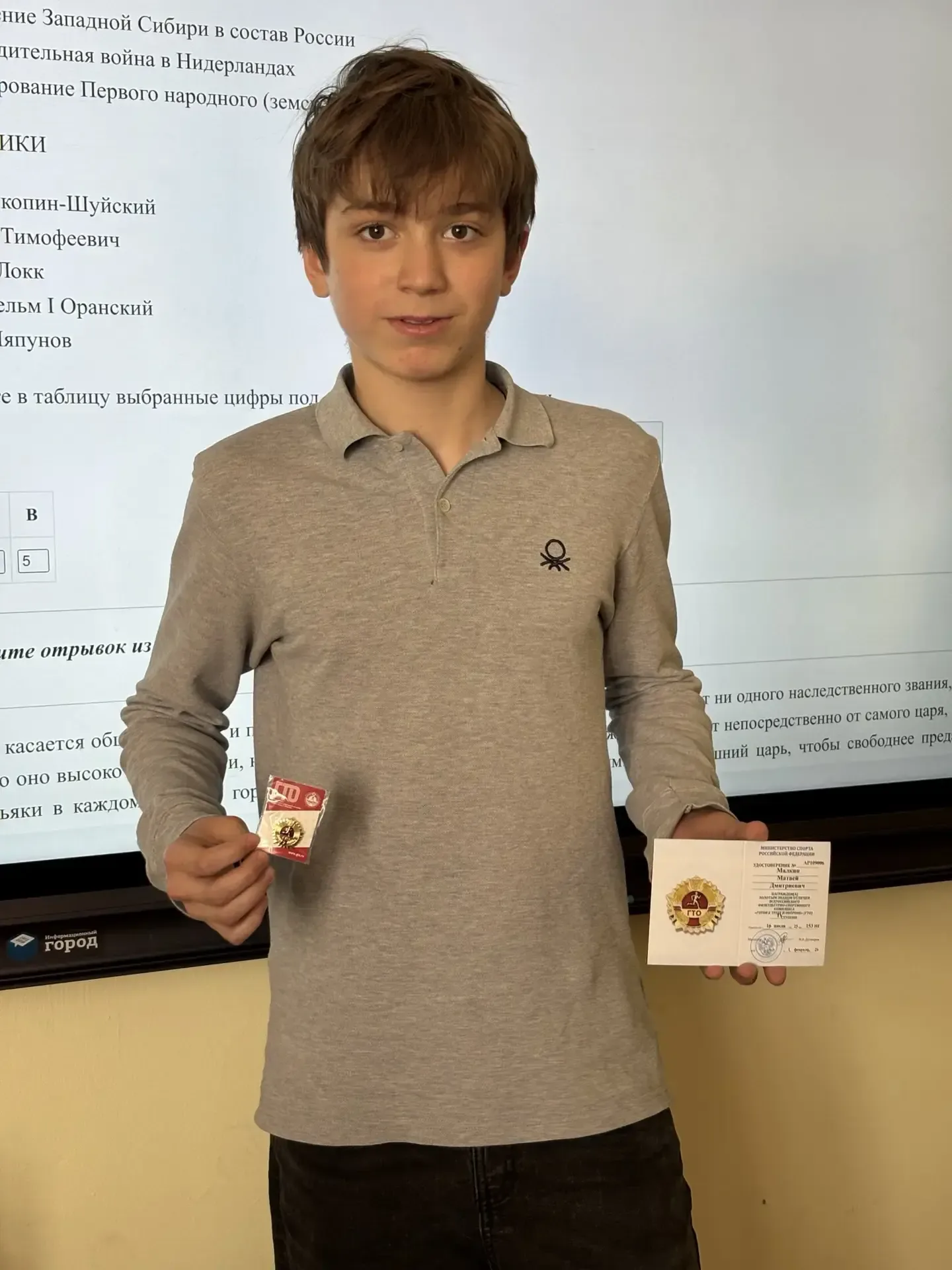 Утро понедельника встретило школьников по-настоящему летней погодой, а красивая церемония поднятия Г