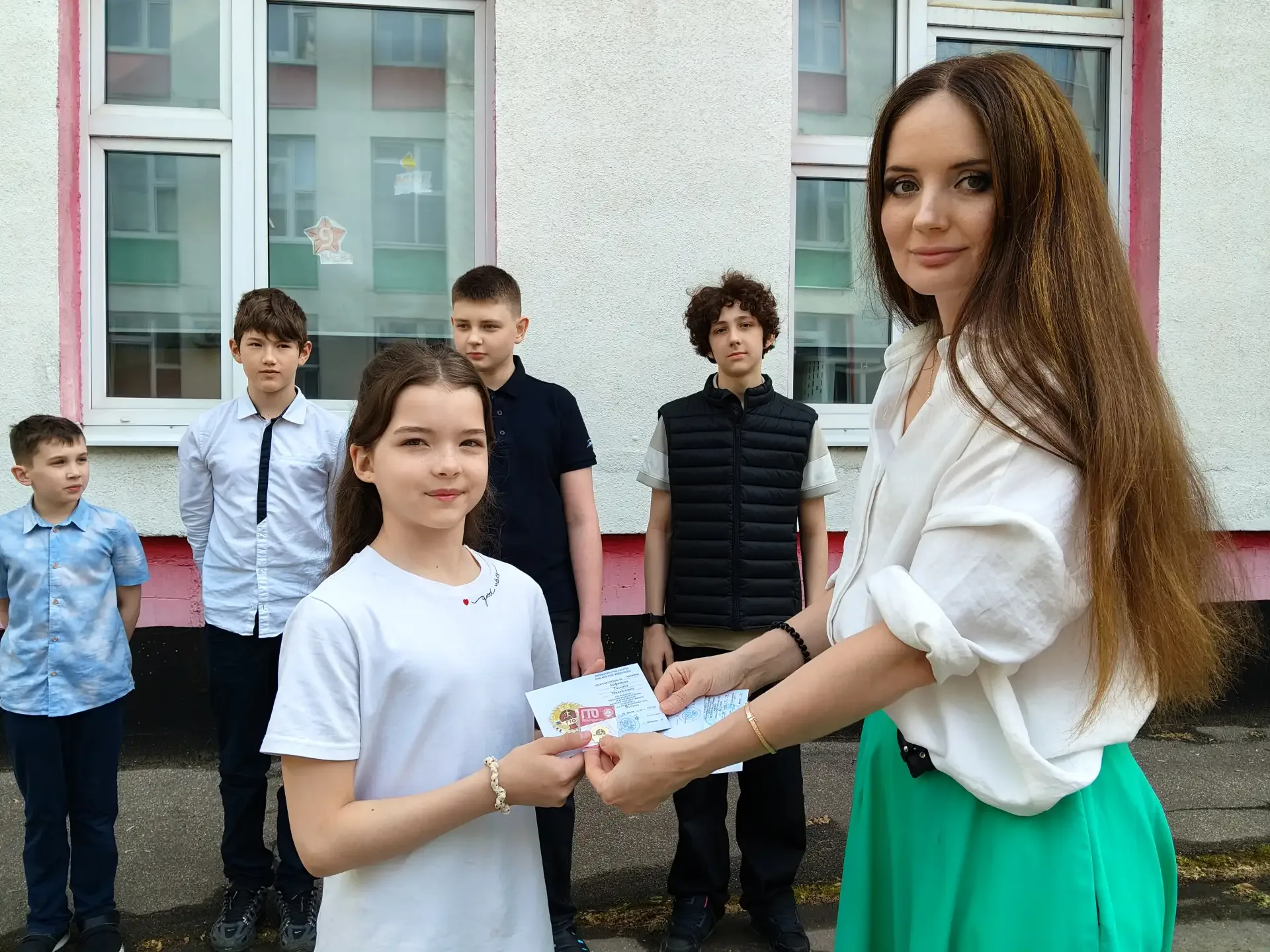 Утро понедельника встретило школьников по-настоящему летней погодой, а красивая церемония поднятия Г