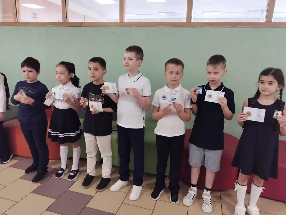 Утро понедельника встретило школьников по-настоящему летней погодой, а красивая церемония поднятия Г