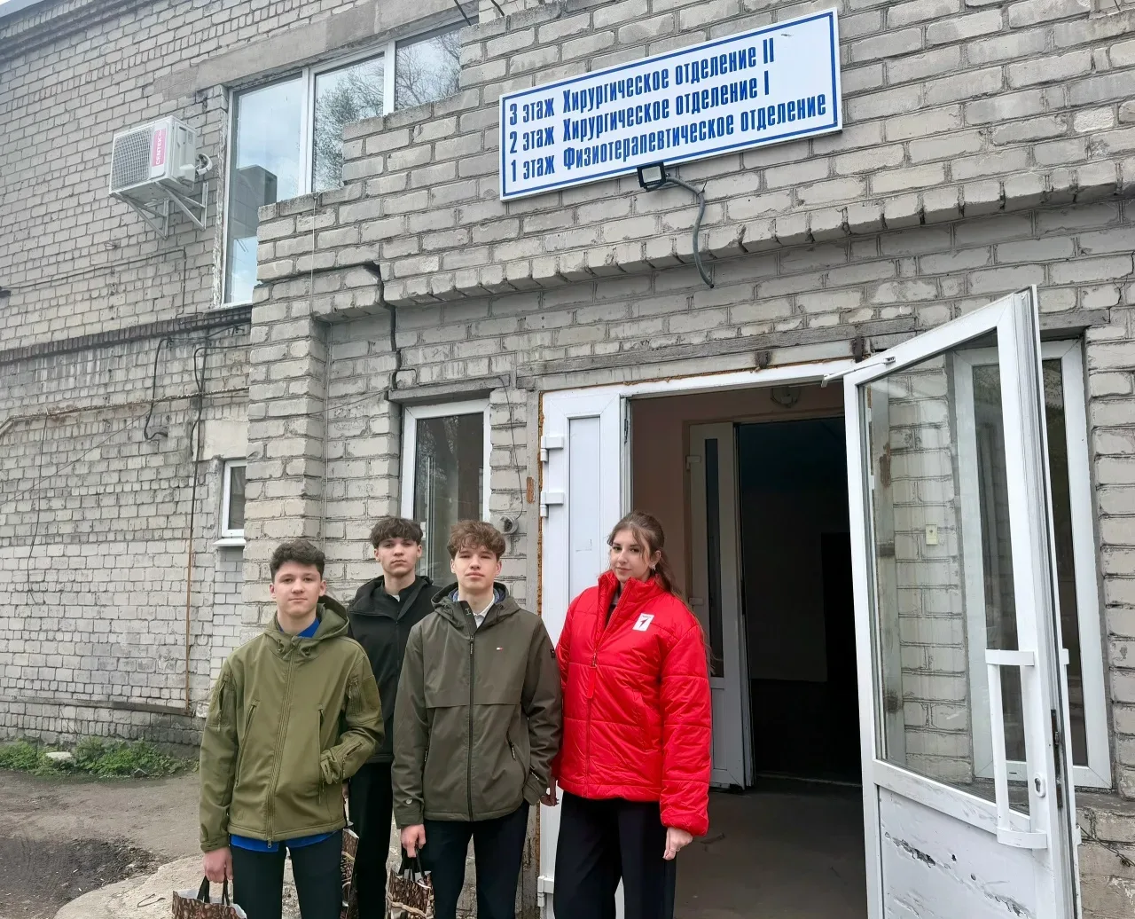 💝Акция поддержки военнослужащих в Макеевке 🤝  🥰 В преддверии Первомая учащиеся посетили военнослужащ