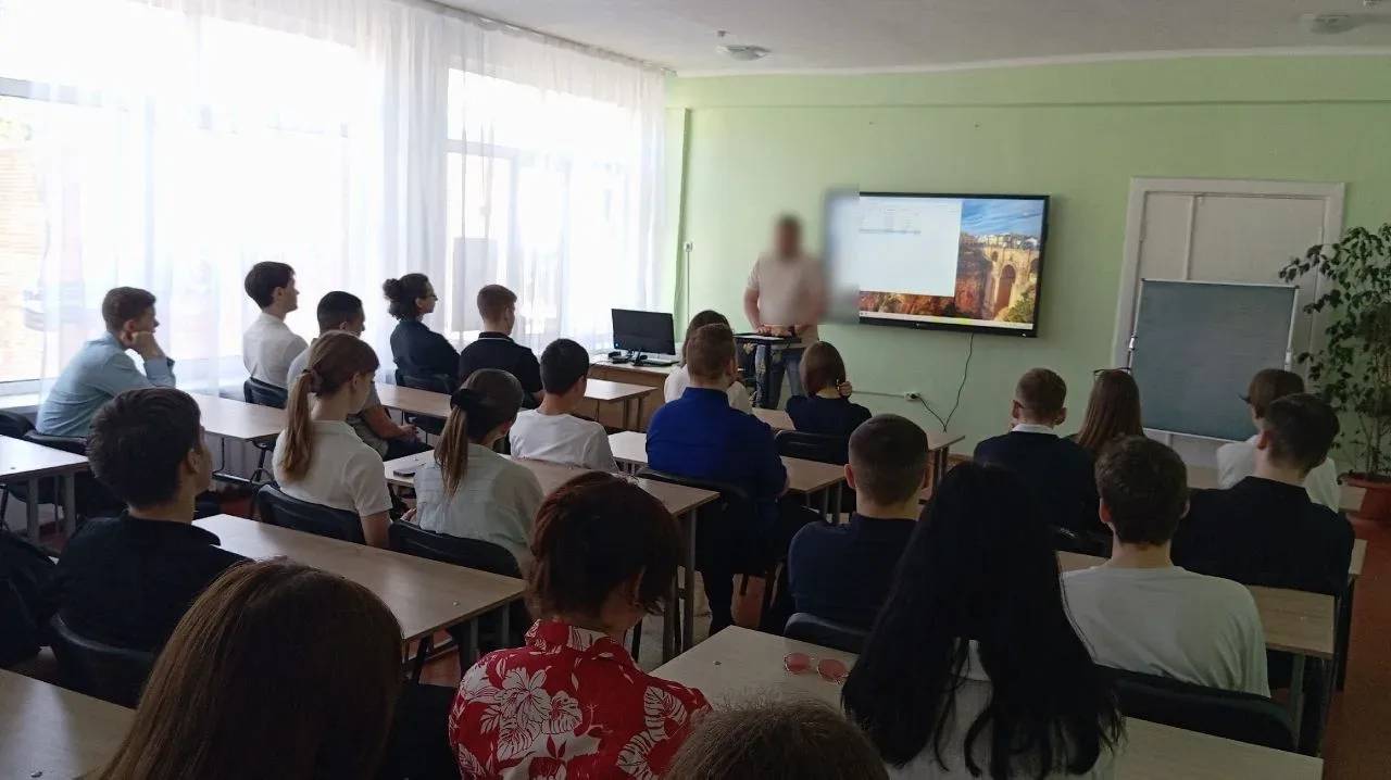 🔊Профилактика экстремизма в молодёжной среде: важный разговор с профессионалом🤔  🗓️Сегодня в ГБОУ  "