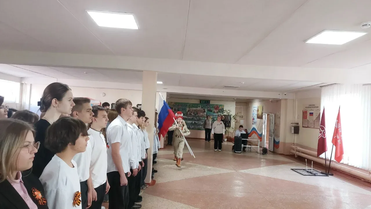 🇷🇺 Еженедельная торжественная линейка открыла новую учебную неделю в общеобразовательных организация
