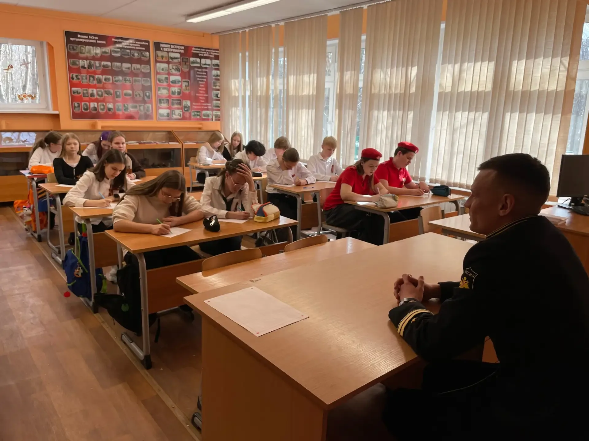 Урок мужества  В преддверии Дня Победы в гимназии прошёл урок мужества, который провёл участник спец