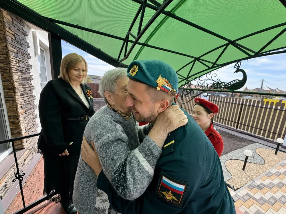 Сегодня, в День Великой Победы, делегация нашей школы побывала в гостях у Любови Арсентьевны Надежки