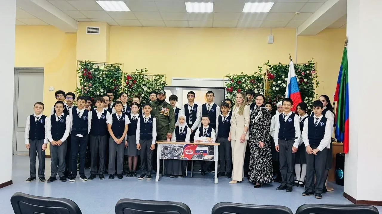 🇷🇺 В МБОУ «Лицей №13 имени Расула Гамзатова» прошло трогательное и значимое мероприятие — открытие «