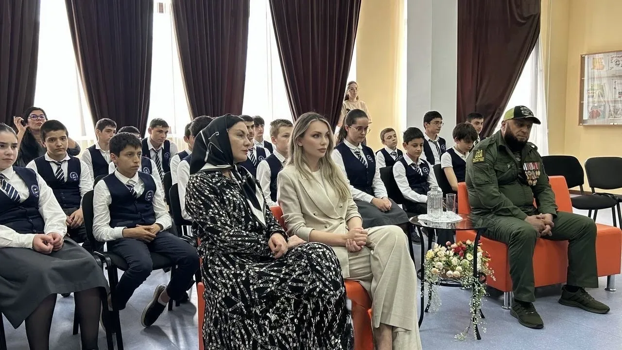 🇷🇺 В МБОУ «Лицей №13 имени Расула Гамзатова» прошло трогательное и значимое мероприятие — открытие «